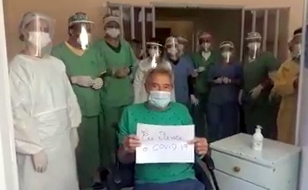 Primeiro paciente curado de Covid-19 na Santa Casa de Descalvado é aplaudido ao ter alta