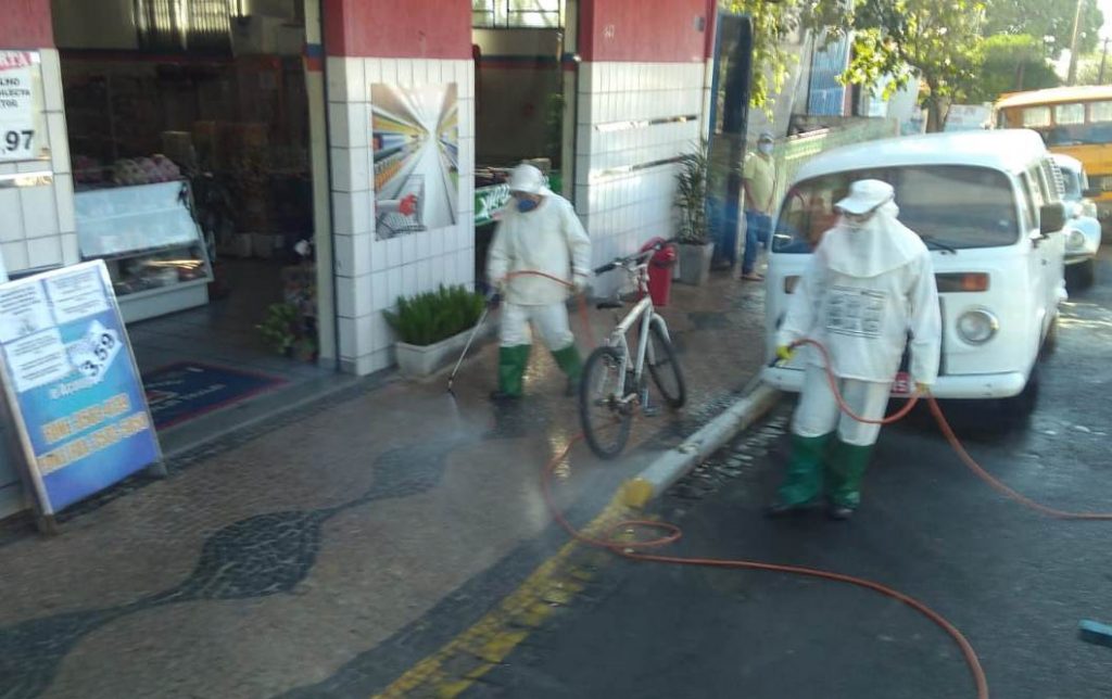 Prefeitura prossegue com o trabalho de pulverização de locais onde há grande circulação de pessoas