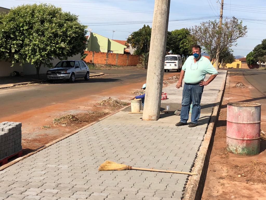 Canteiro central da Avenida Pedro Fuzaro ganha novo calçamento com piso de bloquetes em concreto intertravados