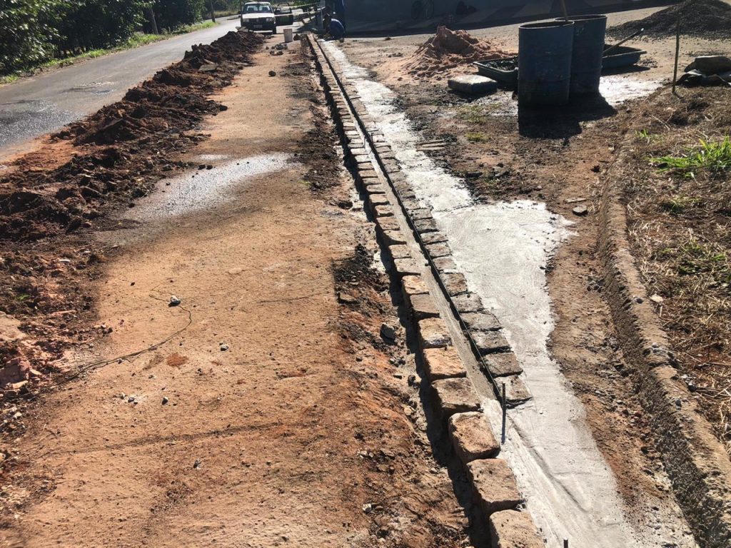Secretaria de Obras concluiu mais canaletas para o escoamento de águas pluviais