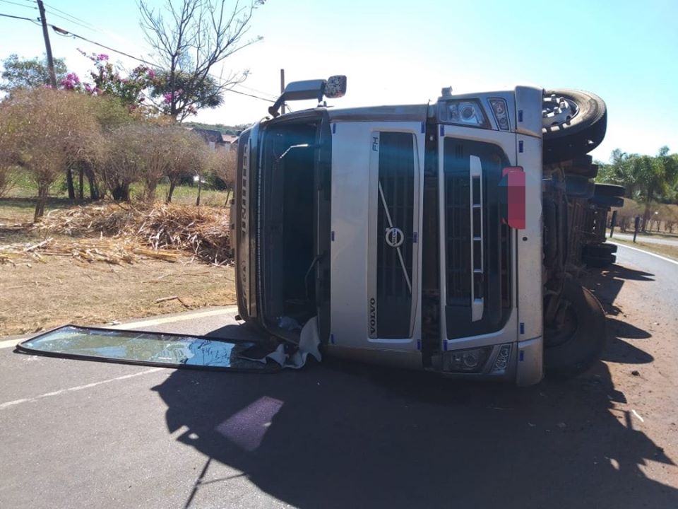 Caminhão Canavieiro tomba na Rotatória da Rodovia Zequinha de Abreu em Santa Rita do Passa Quatro