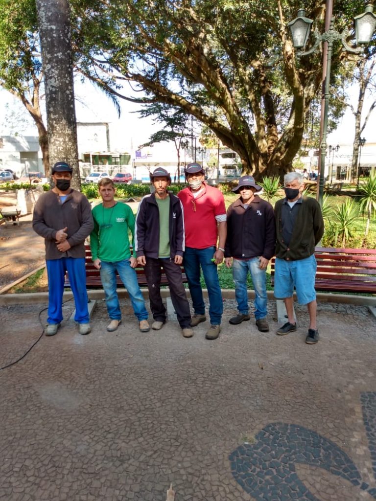 VICK FRANCISCO HOMENAGEIA CREDIGUAÇU E COLABORADORES PELA REFORMA DO “JARDIM VELHO”