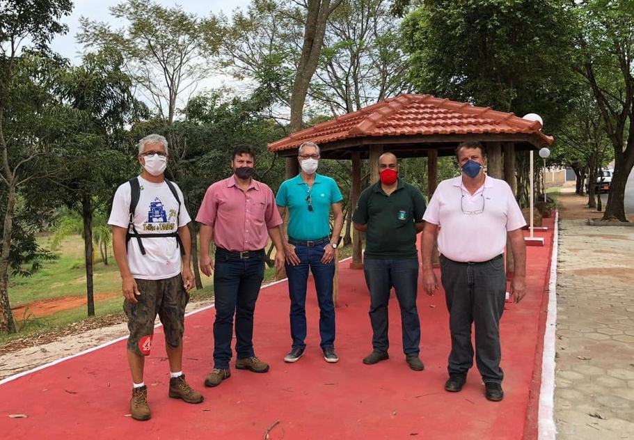 Prefeito e equipe visitam instalações do Slackpoint