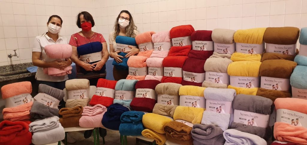 Fundo Social de Solidariedade realiza a doação de cobertores para a Santa Casa