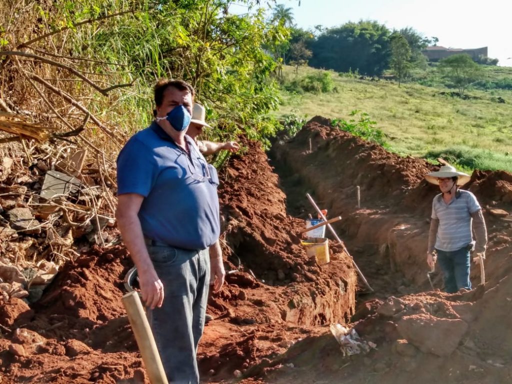 Prefeitura recupera rede de esgoto danificada, na região do Bairro Recanto dos Ipês