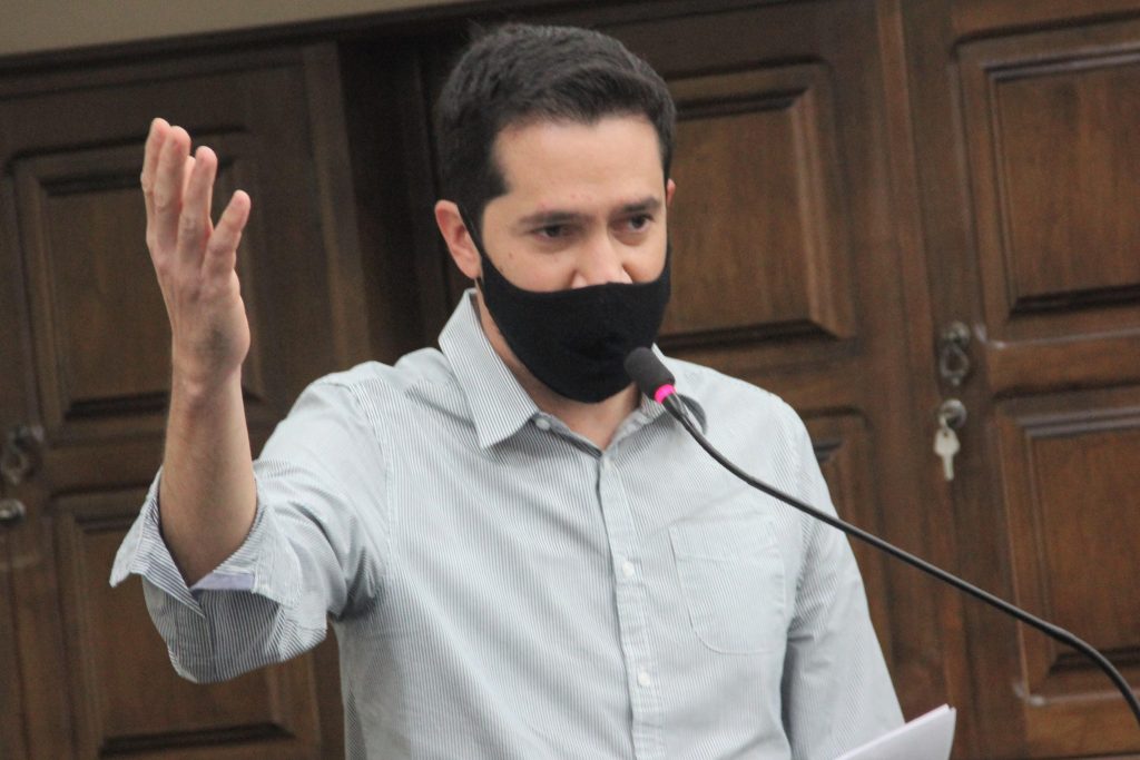 Luisinho cobra distribuição de fraldas e produtos de higiene para alunos das creches