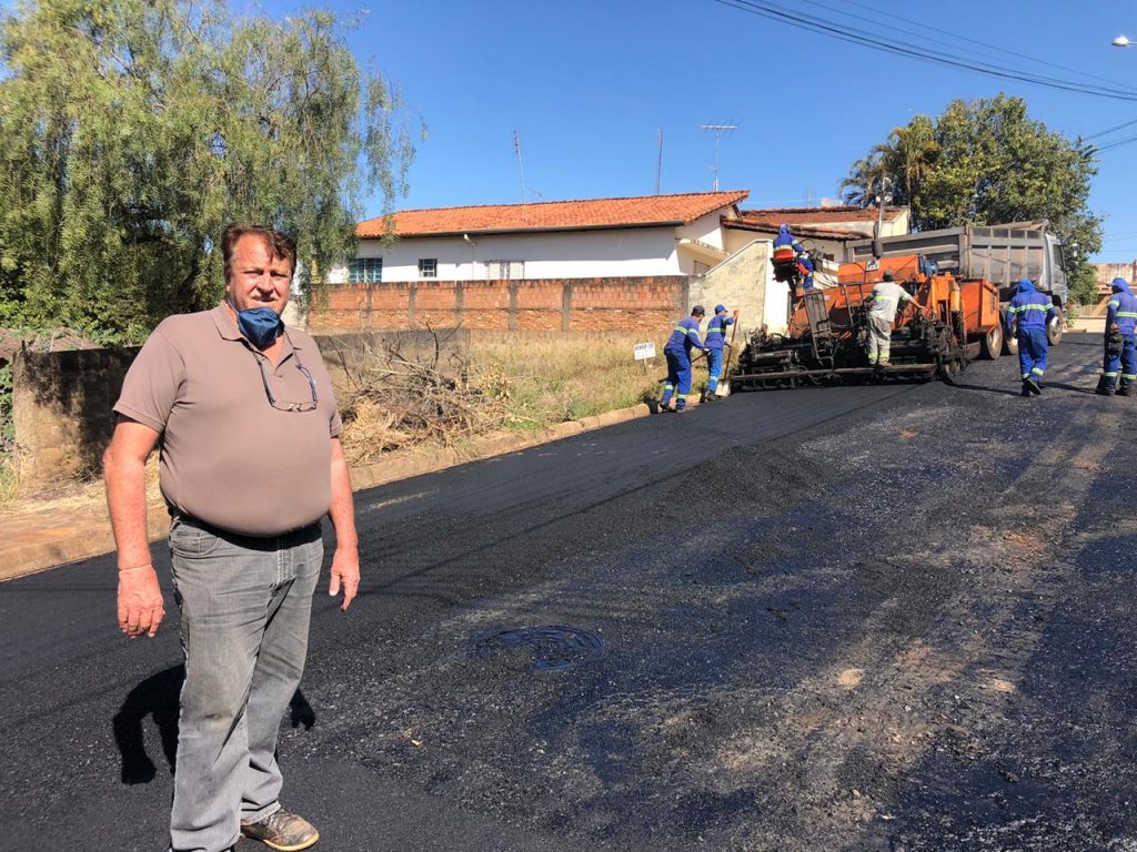 PROGRAMA ASFALTO NOVO: Prefeitura deu início ao recapeamento de ruas do Bairro Santa Cruz dos Operários