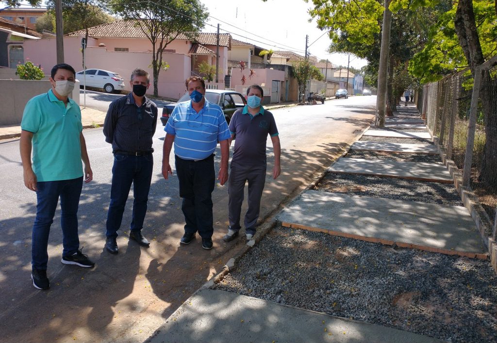 Prefeitura conclui a construção da nova calçada da Rua São Carlos