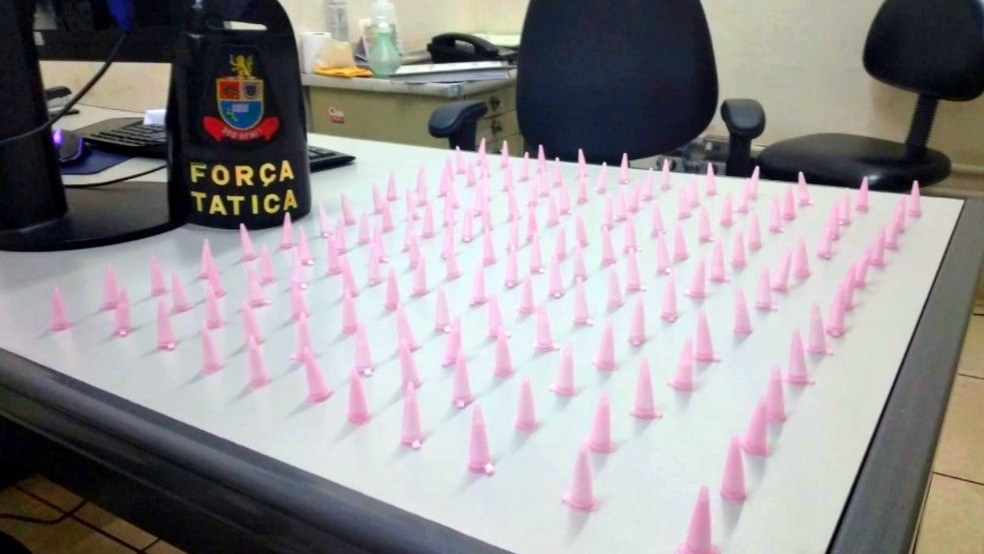 Força Tática da PM de Araras prende homem com 150 pinos de cocaína em sacola