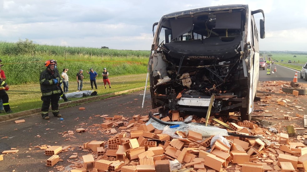 REGIÃO: Motorista de micro-ônibus morre após acidente com caminhão em rodovia de Piracicaba