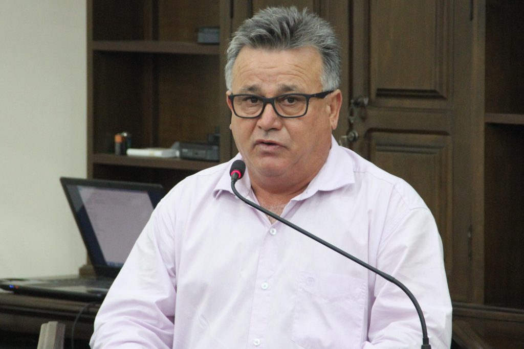 Carlinhos Turmeiro cobra melhor sinalização em cruzamento no Alto da Boa Vista