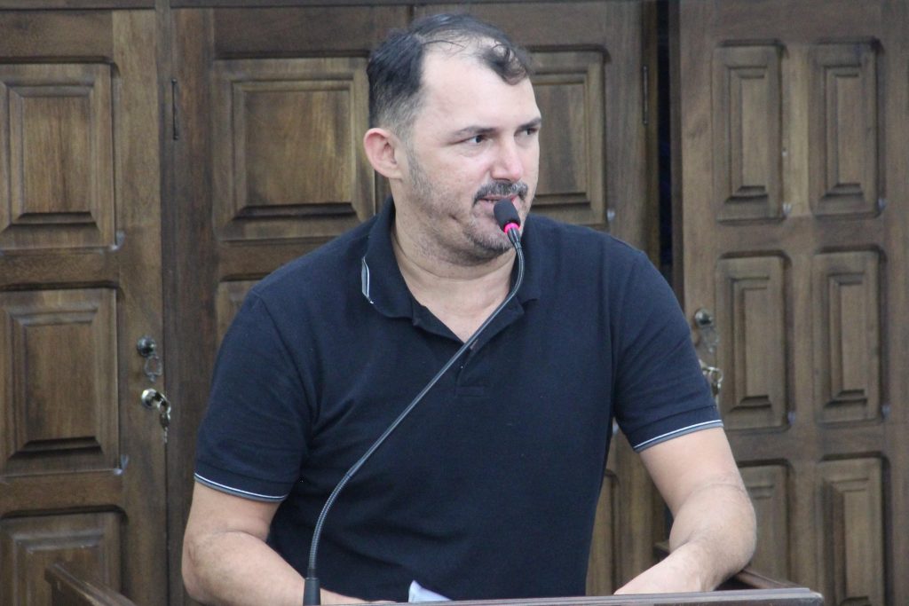 Jacaúna pede manutenção do asfalto na Rua Bezerra Paes