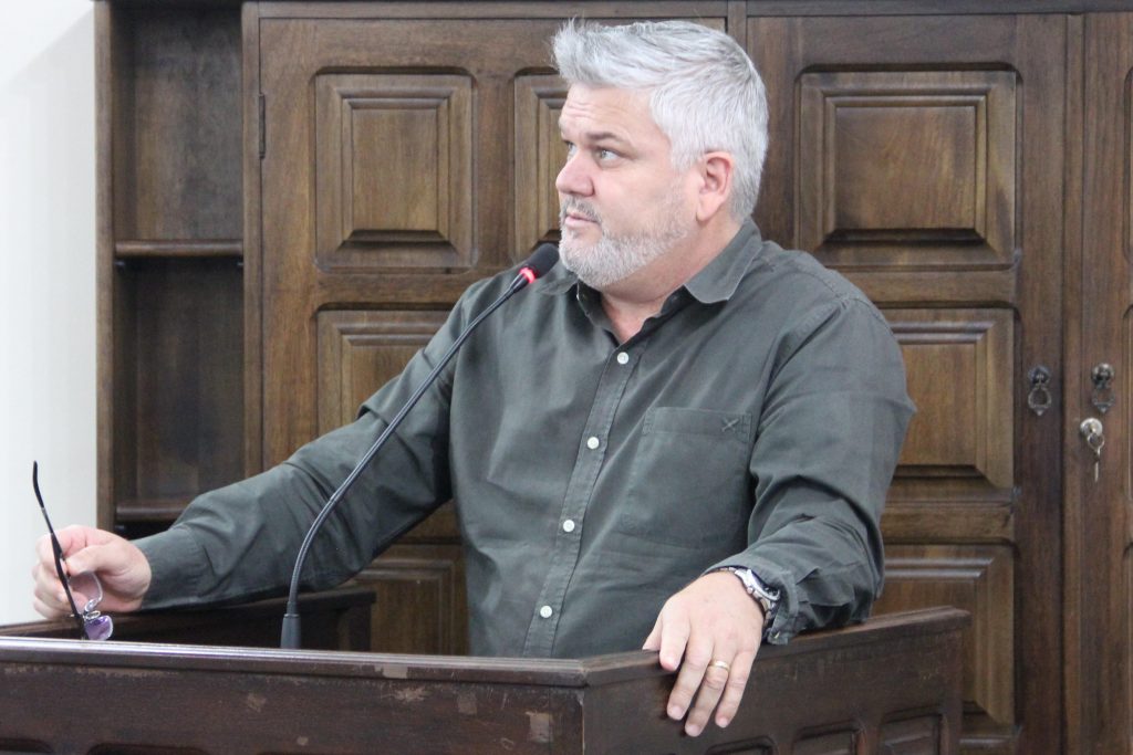 Pastor Adilson pede aumento de R$ 100 no Auxílio Alimentação do servidor municipal