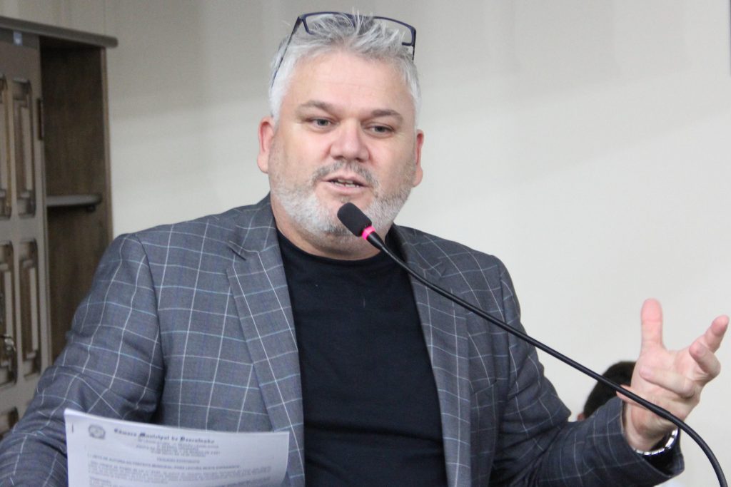 Pastor Adilson defende compra de vacinas pela Prefeitura