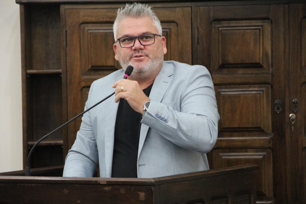 Pastor reivindica auxílio de R$ 700 reais aos profissionais da saúde