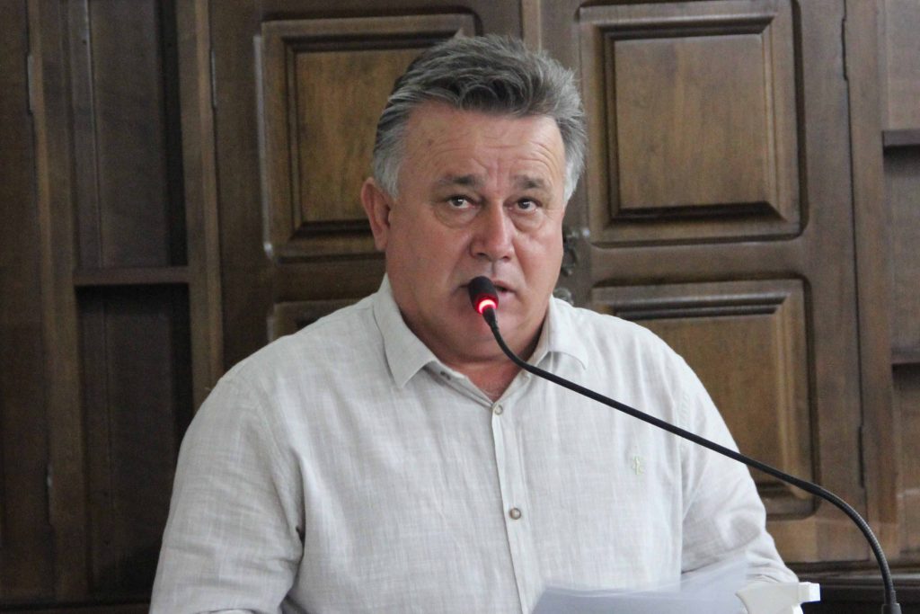 Carlinhos Turmeiro solicita passagem de pedestres sobre ponte na Avenida Guerino Oswaldo