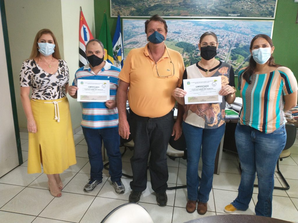 Prefeito entrega mais um certificado do SIM
