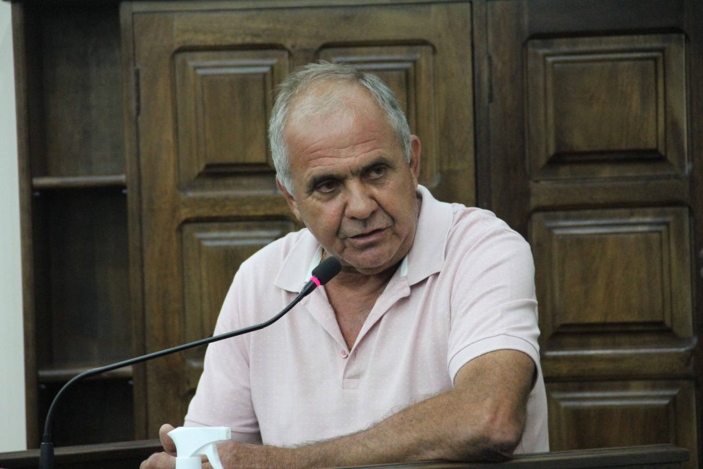 Argeu Reschini aborda a escuridão na entrada da cidade e pede providências
