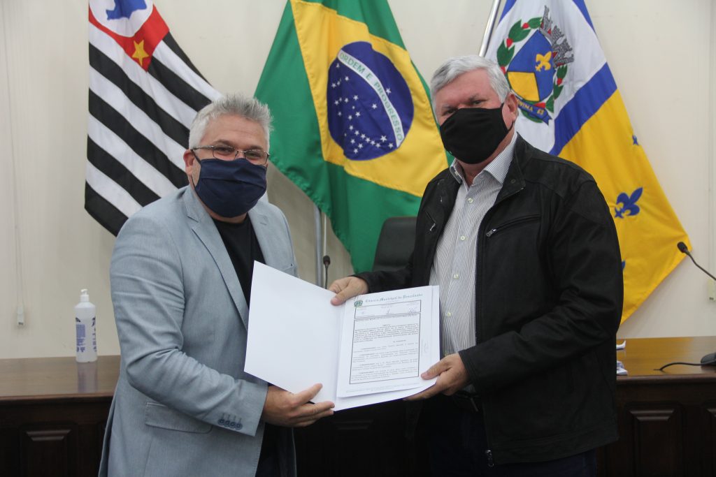 Câmara entrega Moção de Congratulação ao Professor Paulo Marcatto