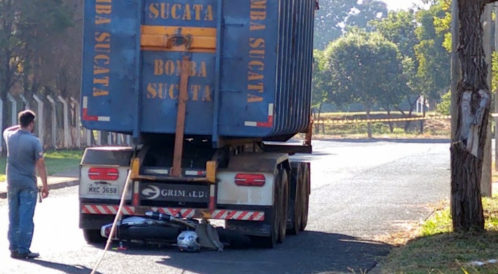 REGIÃO: Motociclista morre em Araraquara após bater contra caminhão