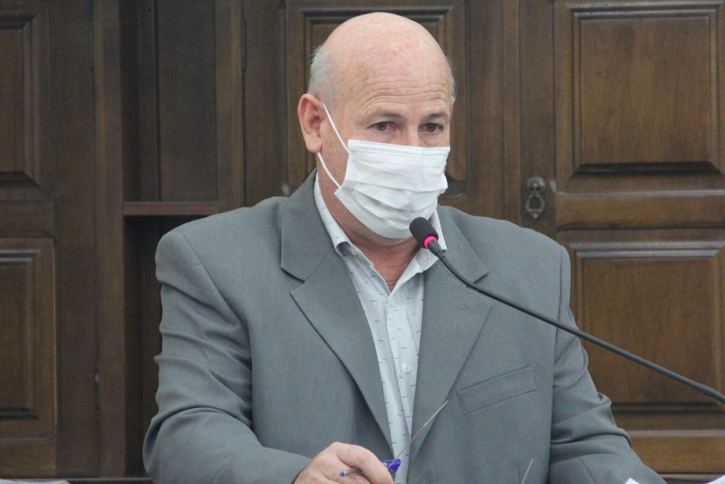 Ismael solicita troca de postes de madeira