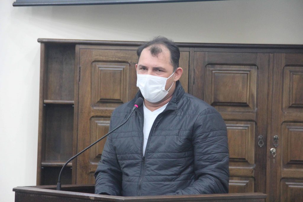 Jacaúna pede poda de arbustos