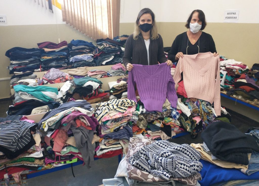 Começa a distribuição de cobertores e roupas arrecadados na Campanha do Agasalho