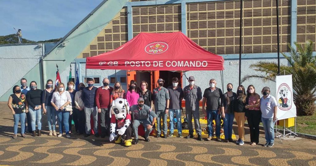 Setenta alunos da rede municipal de ensino receberam o certificado do programa ‘Bombeiro na Escola’