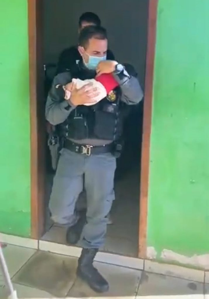 BRASIL: Mãe deixa bebê de 2 meses como ‘garantia’ em boca de fumo e perde a guarda da criança