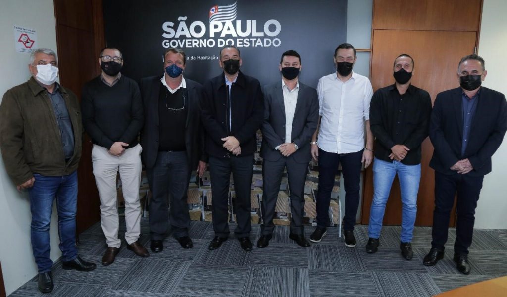 Em viagem a SP, prefeito recebe kit esportivo para a Secretaria de Esportes