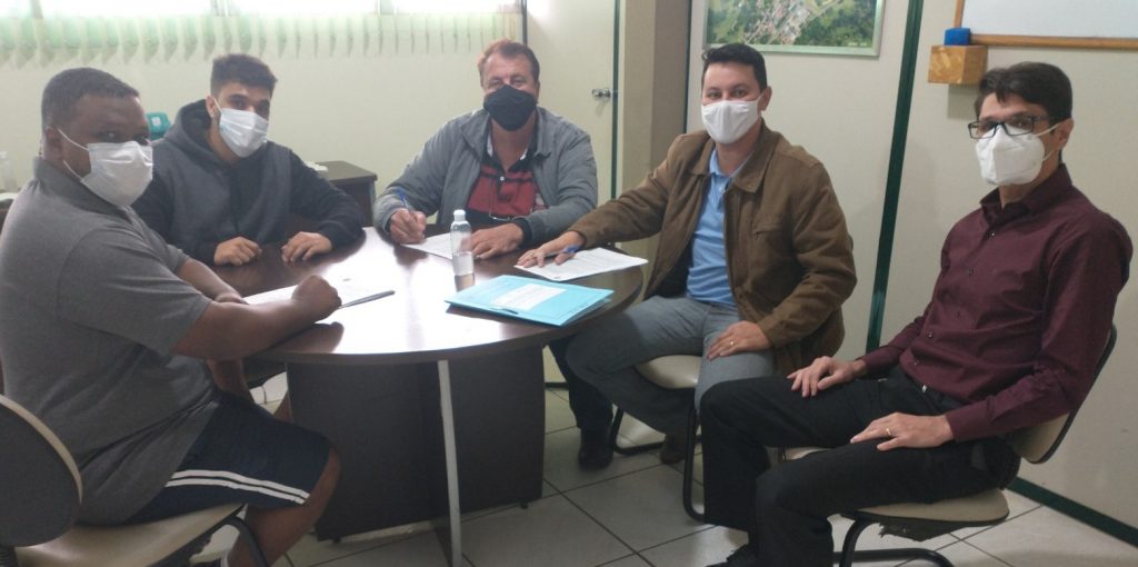 Prefeito assina contratos para a instalação de mais duas empresas de doação de novas áreas no Novo Distrito Industrial do Tamanduá