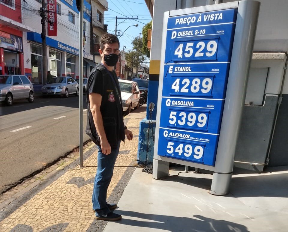 Procon realiza fiscalização em postos de combustíveis e agências bancárias