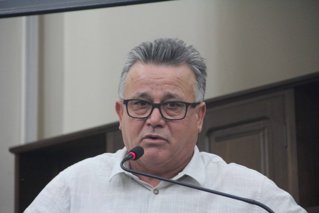 Carlinhos Turmeiro requer colocação de raspas de asfalto na entrada da estrada rural da “Serrinha”