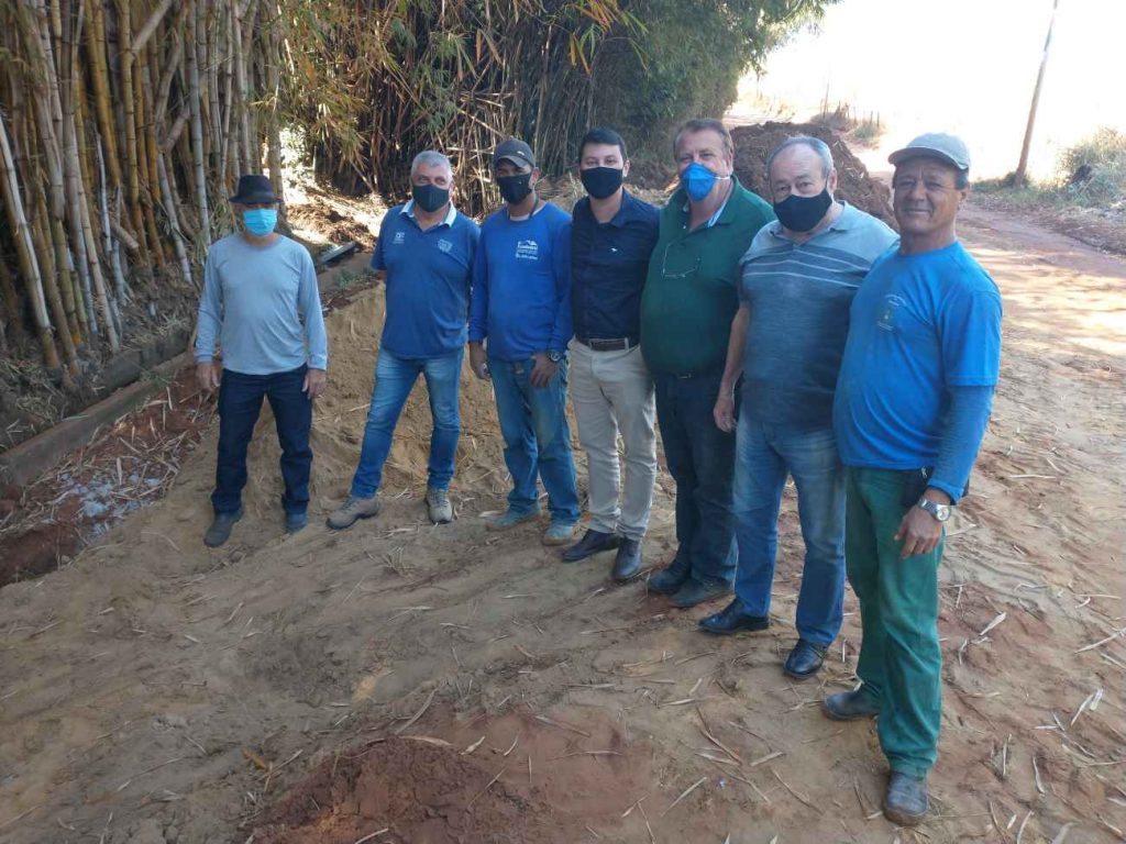 Prefeito, vice-prefeito e vereadores vistoriam obra em estrada rural na região da ‘Serrinha’