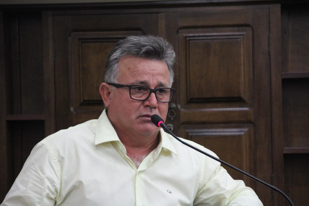 Carlinhos Turmeiro cobra fiscalização e limpeza de terrenos particulares