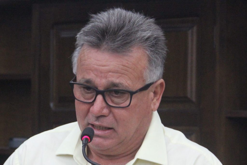Carlinhos Turmeiro reivindica manutenção nas calçadas da Avenida Guerino Oswaldo