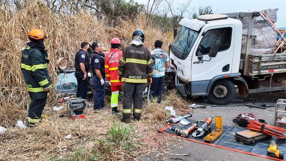 Região: Acidente entre carro e caminhão deixa 3 mortos e 4 feridos na SP-225 em Aguaí
