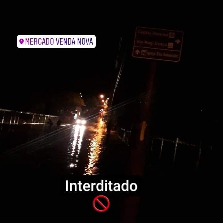 URGENTE: Avenida Pio 12 se encontra alagada nas proximidades da Fepasa