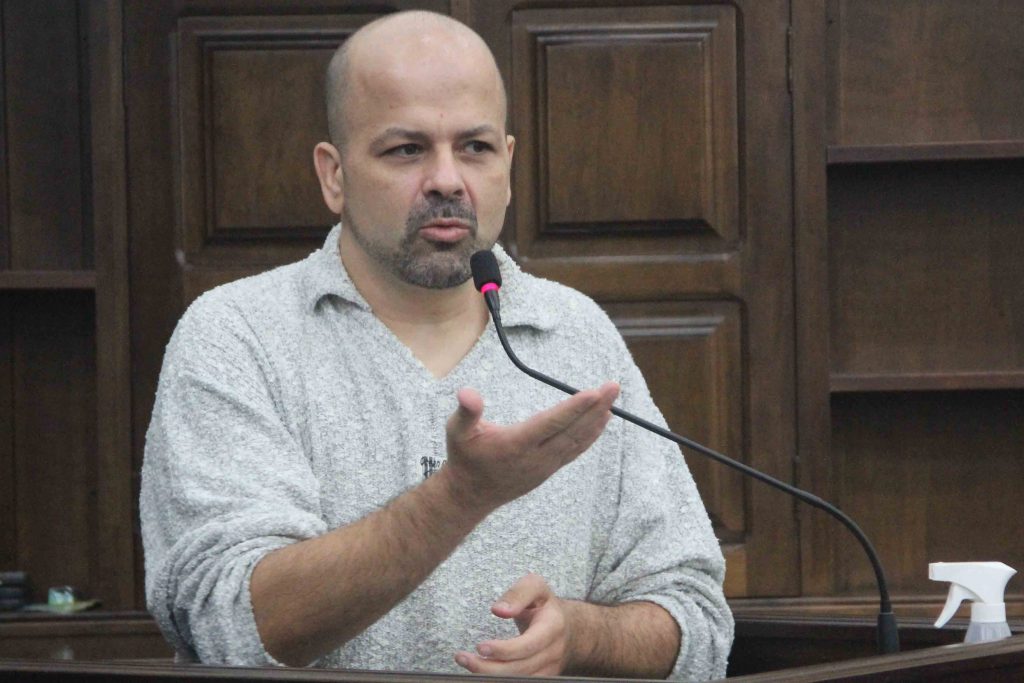 Daniel cobra que empresa faça reparos no Velório