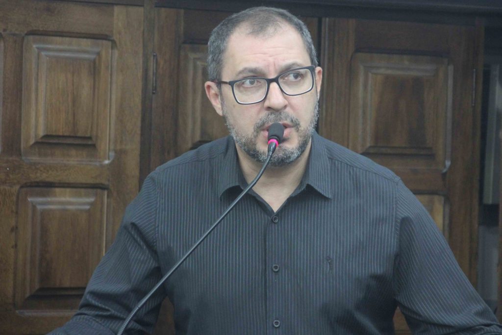 Figueiredo alerta para falta de sinalização em frente ao CAIC