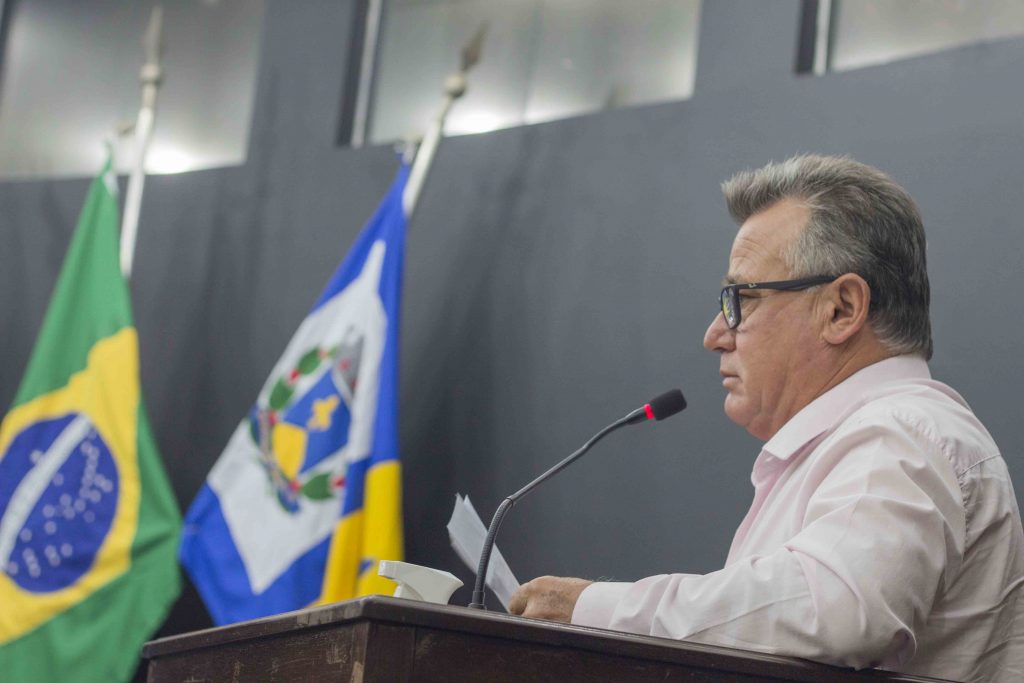 Carlinhos Turmeiro solicita a recuperação de placas de trânsito
