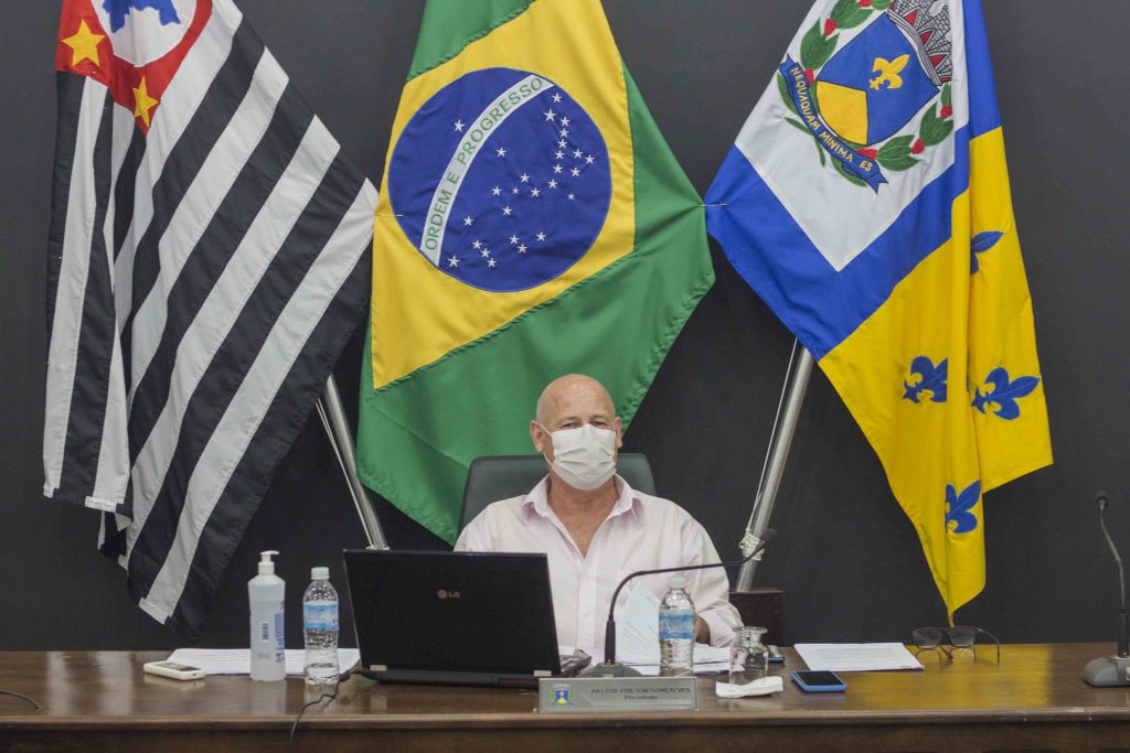 Ismael Franceschini solicita a instalação de estrutura solar nos prédios públicos