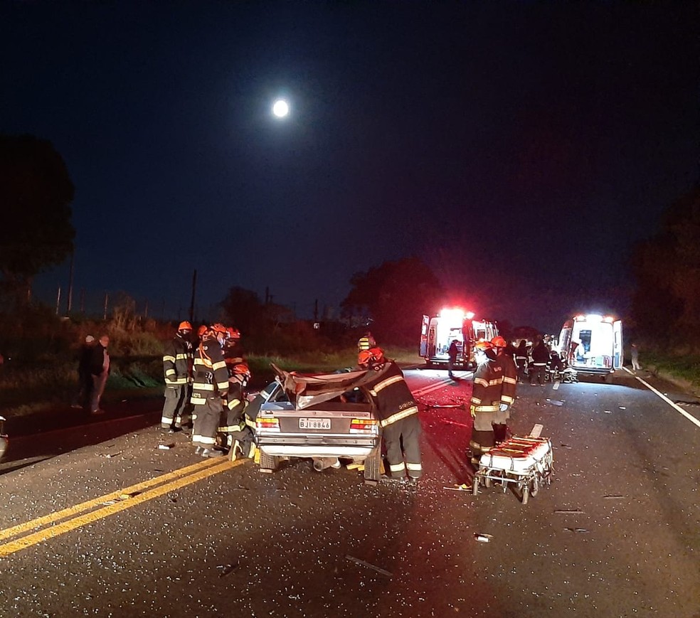 Um homem morre e três pessoas ficam feridas em acidente com quatro veículos na SP-215