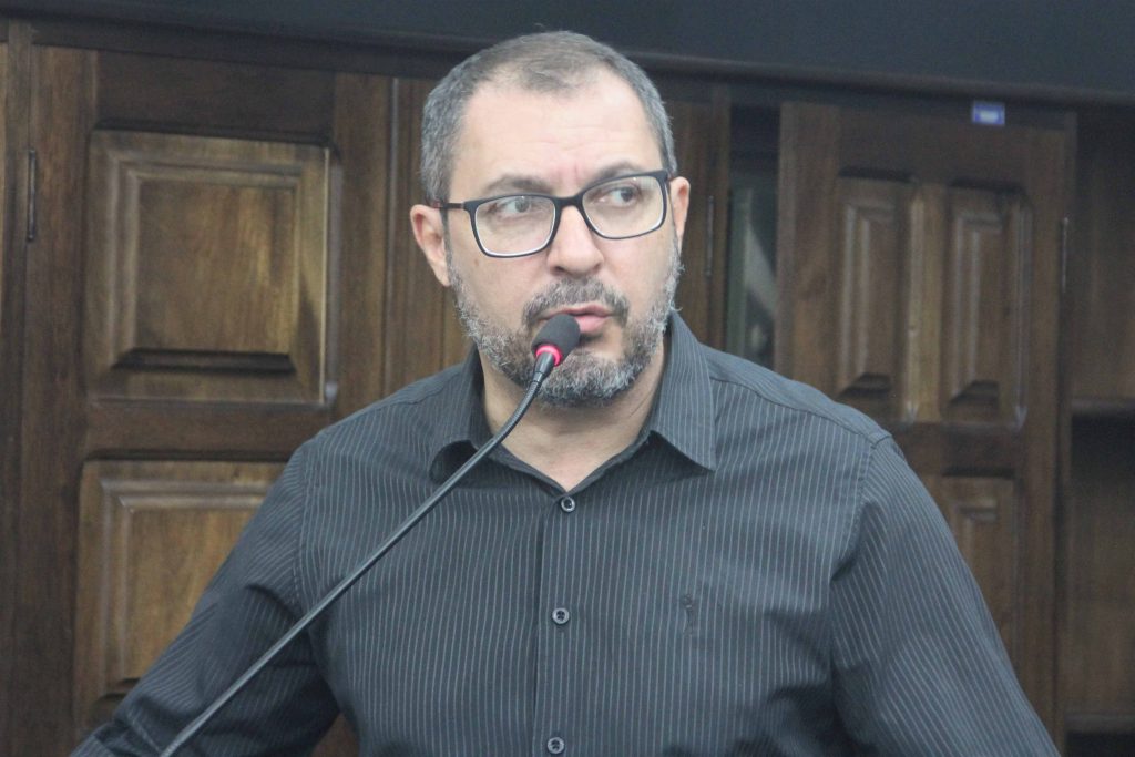 Figueiredo pede manutenção do asfalto na Perimetral