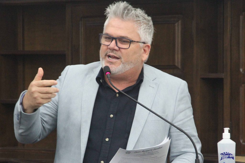 Pastor Adilson defende pagamento de gratificação a professores