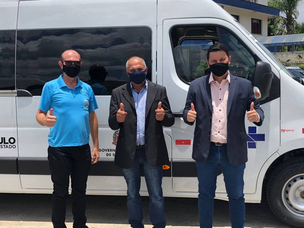 Secretaria Municipal de Saúde recebe uma van zero km para o transporte de passageiros