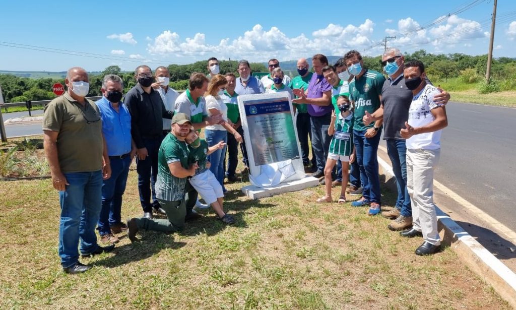 Parceria com empresa privada e grupo de amigos garante revitalização de rotatória na Via de Acesso Juvenal Pozzi