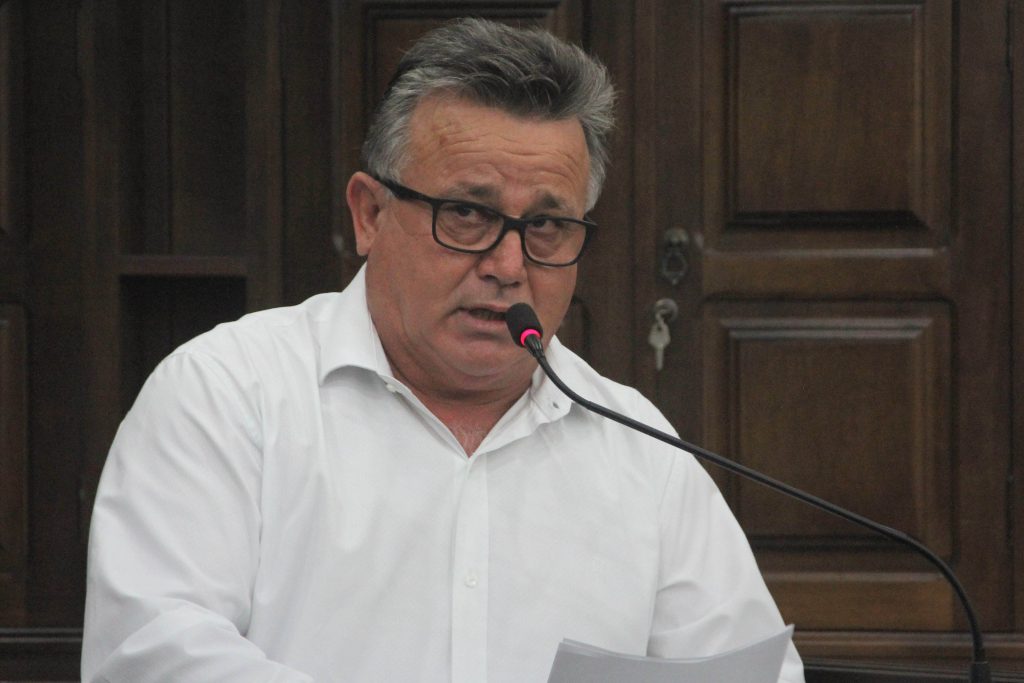 Carlinhos Turmeiro indica reparos em via do Bosque do Tamanduá
