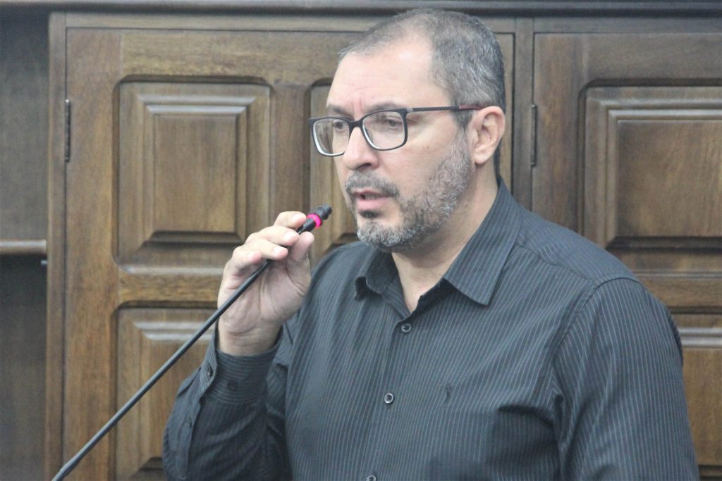 Figueiredo indica operação tapa buracos na Rua Coronel Arthur Whitacker