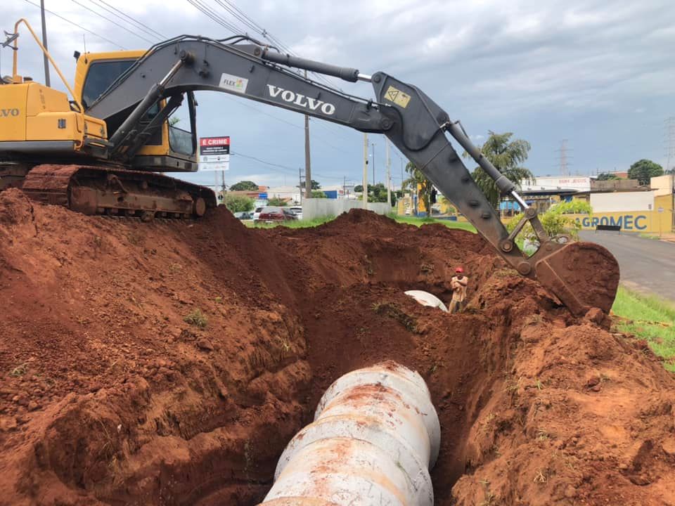 Obras simultâneas são executadas pela Secretaria de Obras para a recuperação de danos causados pelas chuvas e para prevenir enchentes em Descalvado